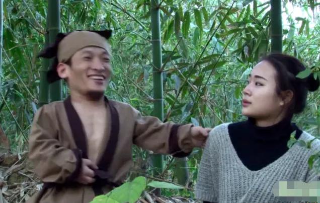 农村新婚夫妻上山寺庙求子,经过竹林却停下了脚步,发生的事骇人
