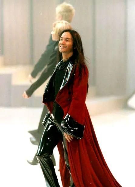 所以他能在演唱会上穿着闪亮的套装,红色高跟鞋,黑色网眼丝袜,唱道兴