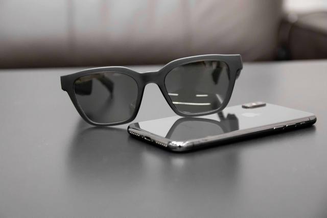 可能与很多人以为的骨传导方式所不一样,其实bose智能眼镜是靠在左右