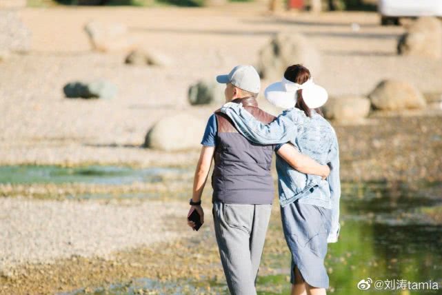 被传和王珂离婚后刘涛晒出夫妻勾肩搭背合影力证恩爱如初