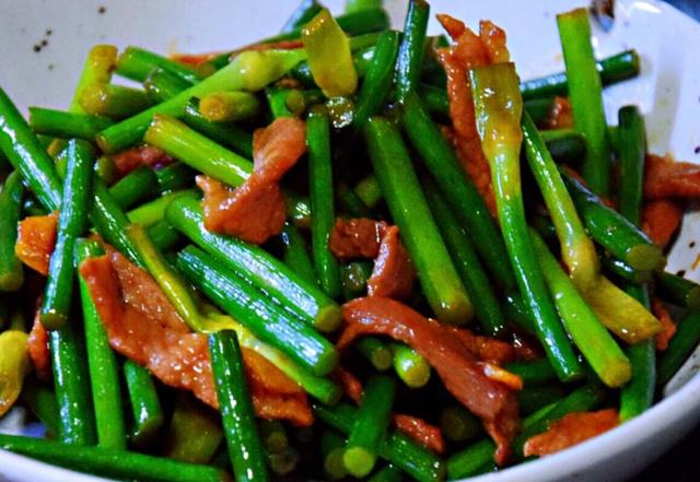 因为你少了这一步,教你一招,蒜苔入味不变色