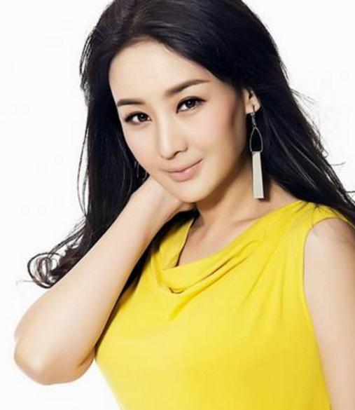 嫁给孙楠却不幸离婚,8年后自己挣钱养家,49岁仍美丽如花