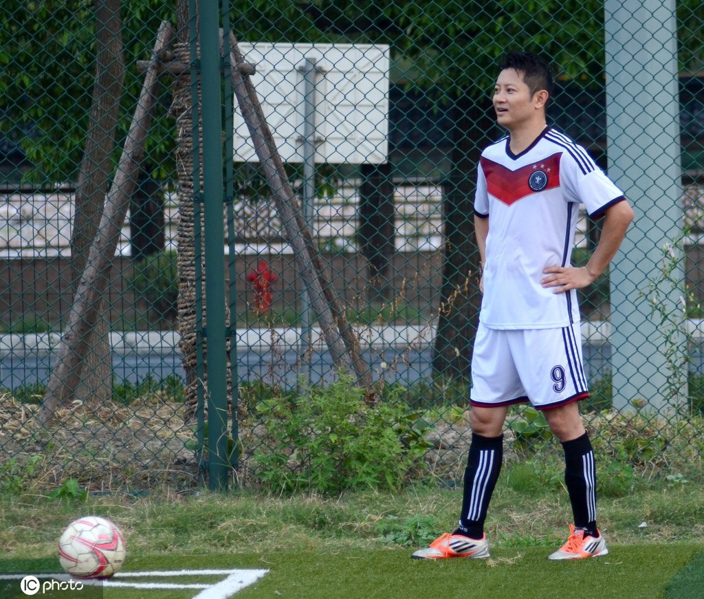 盘点:那些踢球的中国娱乐明星 彭于晏成颜值担当胡歌是申花铁粉|足球