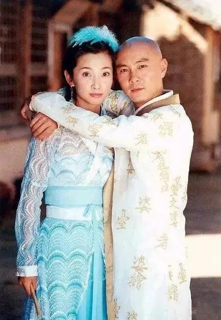 从韦小宝到小鱼儿，曾创下收视奇迹的张卫健，现沦为楼盘开业嘉宾|张卫健|小鱼儿|韦小宝_新浪新闻