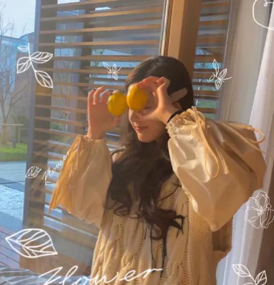 赵露思用橙子摆拍,粉丝却被旁边拍照的手抢镜,一看就是男生