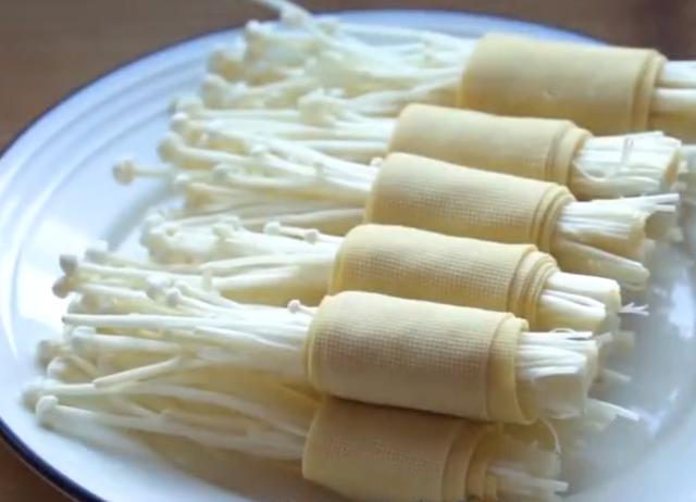 以后豆腐皮就这么吃,加1把金针菇,软嫩入味,胜似烧烤,比肉香