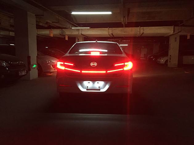 晚上开车怒骂远光狗,看到这种汽车尾灯车主:比远光狗还狗