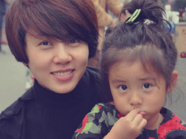 黄少艾才是"整容式"长大,仅六岁活泼可爱,颜值比姐姐多多还高|黄忆慈