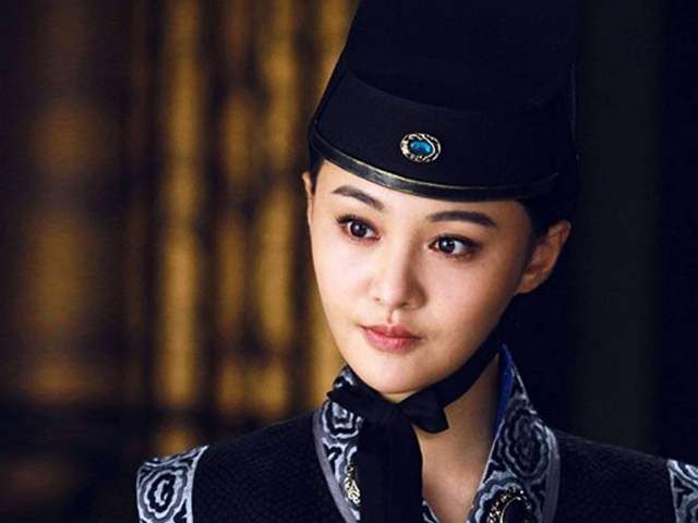 同样被吐槽的还有唐嫣在电视剧《锦绣未央》中的男装造型,糖糖被吐槽