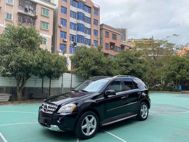 实拍奔驰ml550仅售10万,兼具驾乘舒适度与动力性能的suv车型