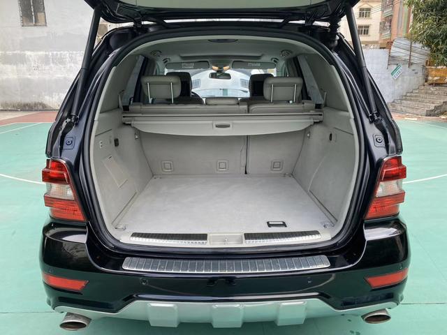 实拍奔驰ml550仅售10万,兼具驾乘舒适度与动力性能的suv车型