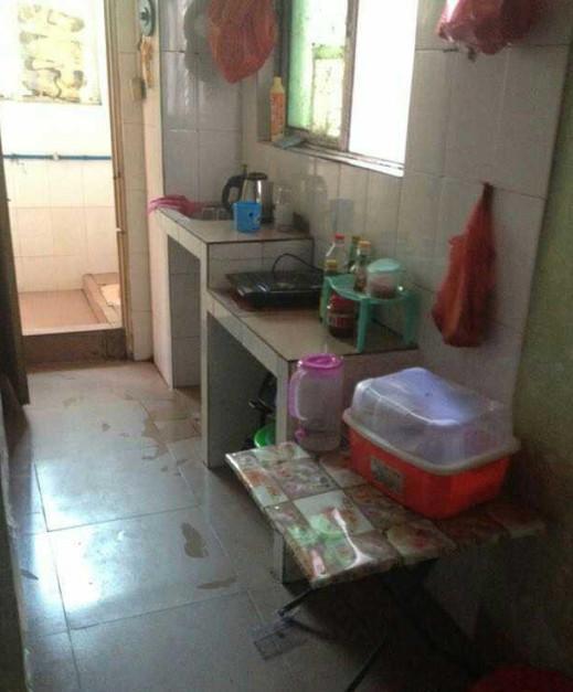 心酸!一家三口广州220元的出租房,厕所在厨房里,谁住过这种?
