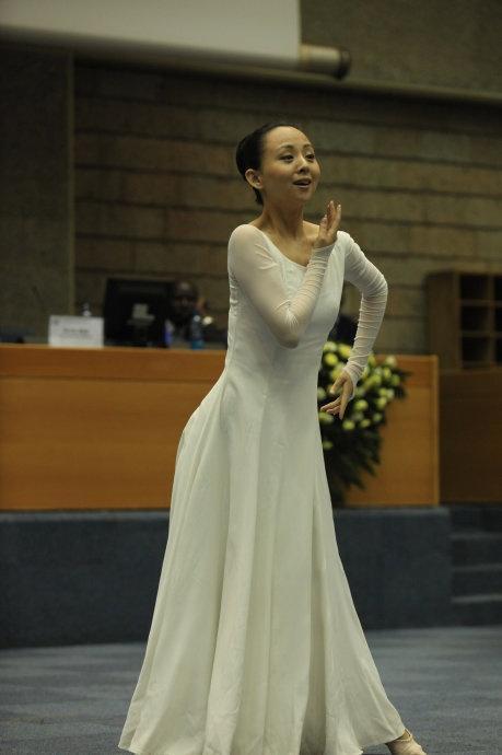 在离家很远的地方,所以让她从小就有很强的自理能力,她总是静静地回家