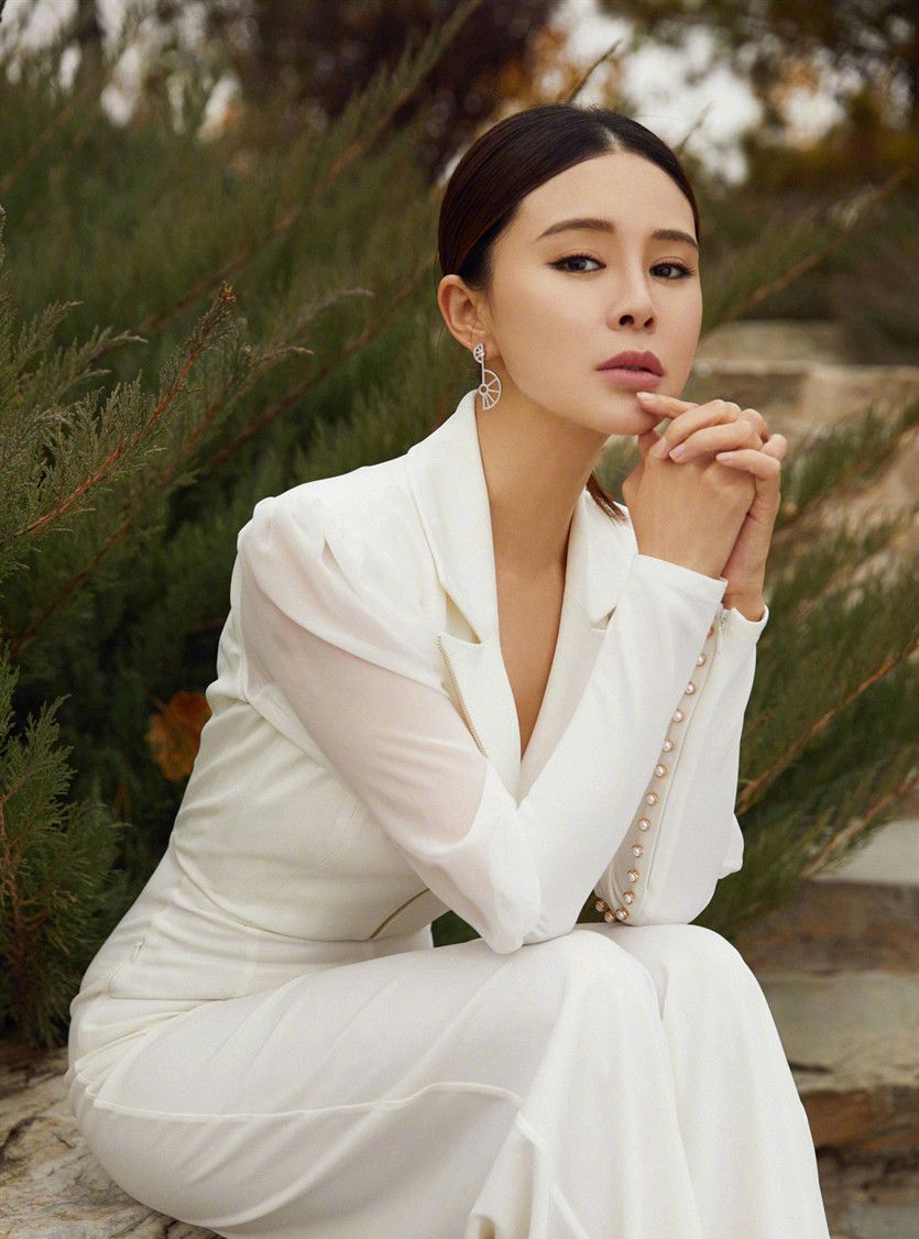 佟大为好有福气!老婆41岁还如此有料,穿香槟裙兜不住紧致身材