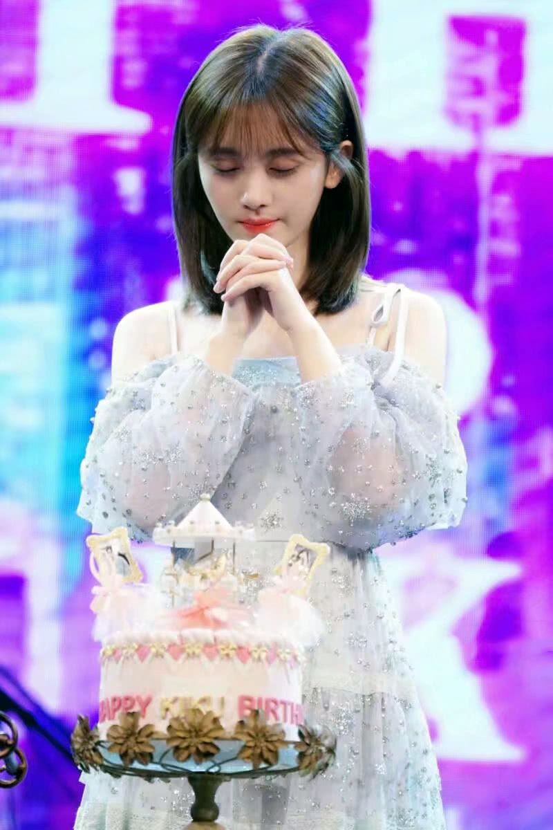 鞠婧祎生日会化身梦幻女神 蓝色花纹纱裙端庄典雅彰显女神风范