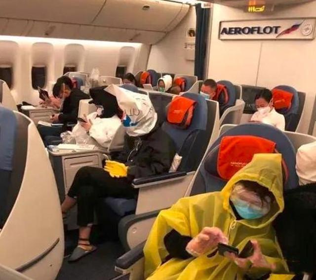 英国疫情形势严峻小留学生乘包机回国票价3万起伦敦直飞济南