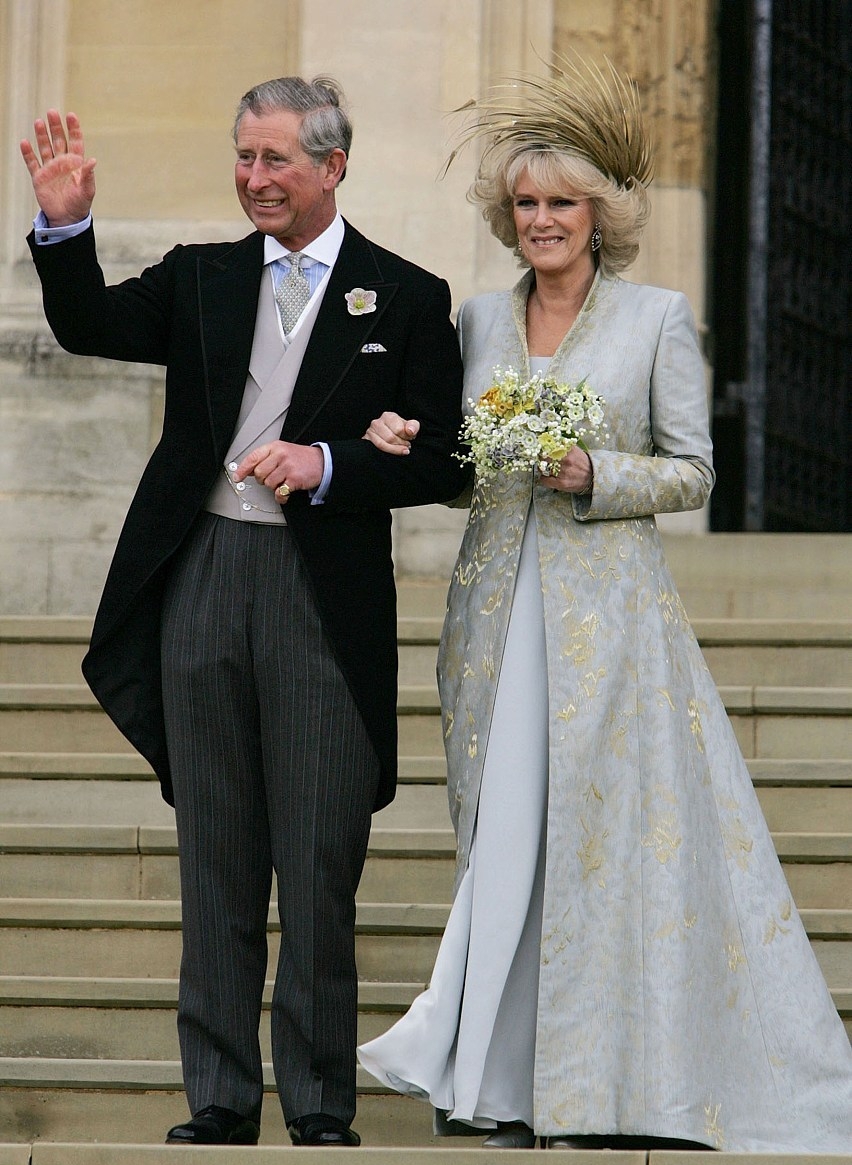 查尔斯卡米拉婚礼女王姗姗来迟仅待52秒背对二婚儿媳直撇嘴