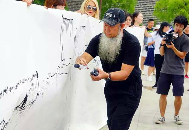 丑书大师后继有人了女弟子的人体书法远胜师父的射书