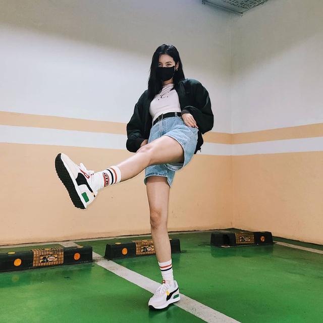 南韩腿精李宣美私服白t超短裤加棒球外套大长腿抢镜