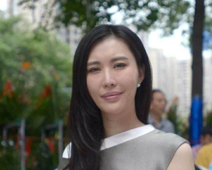 让王石抛弃亿万家产的田朴珺,凭什么?
