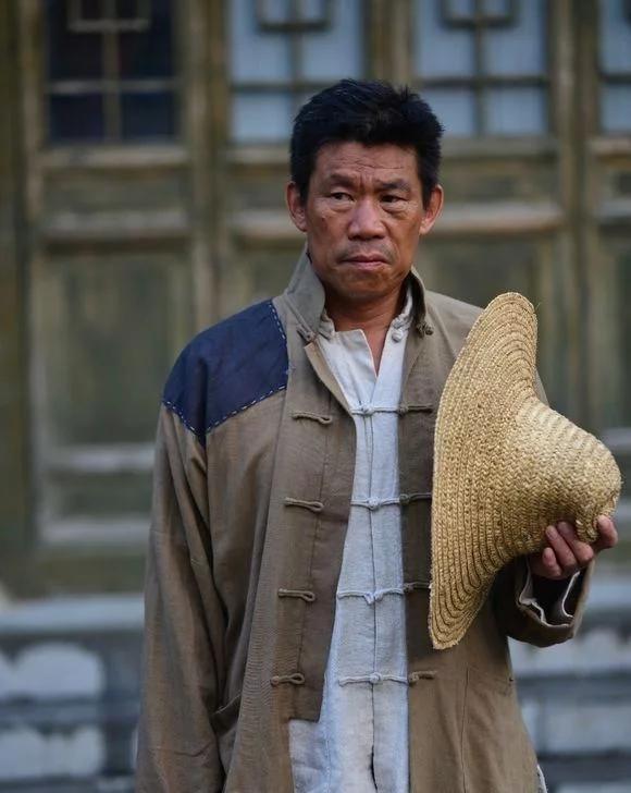 凭《亮剑》成名,从农民逆袭成演员,现如今过得怎样了?