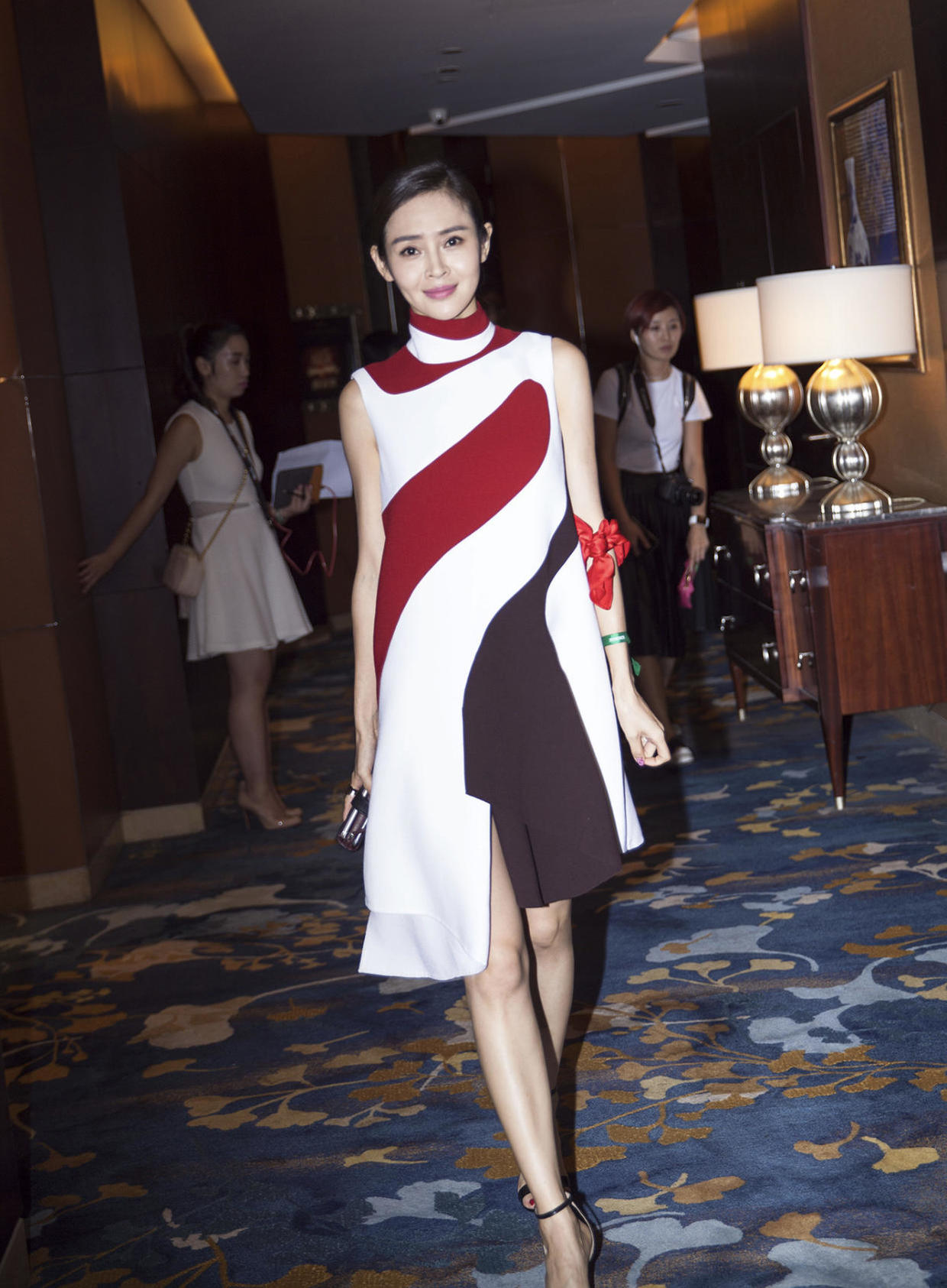 于明加穿衣真胆大穿一件玫瑰金的连衣裙看起来高贵又优雅