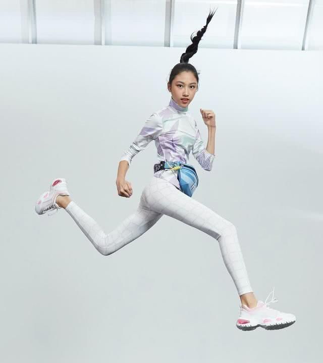 看起来如今任晴佳也是继承了妈妈大长腿的身材优势,这次出镜的一组