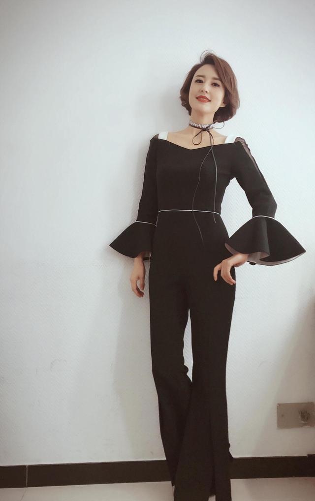 著名主持人张蕾气质开挂摩卡波波头配黑色连体裤减龄时髦