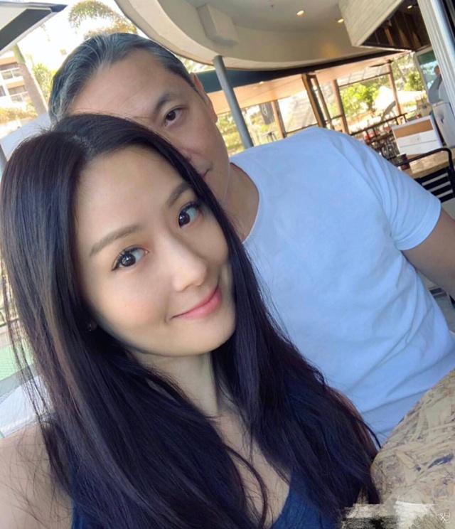 的故事,她的老公叫廖镇汉,比她大七岁,是三侨实业董事长廖伟志之子