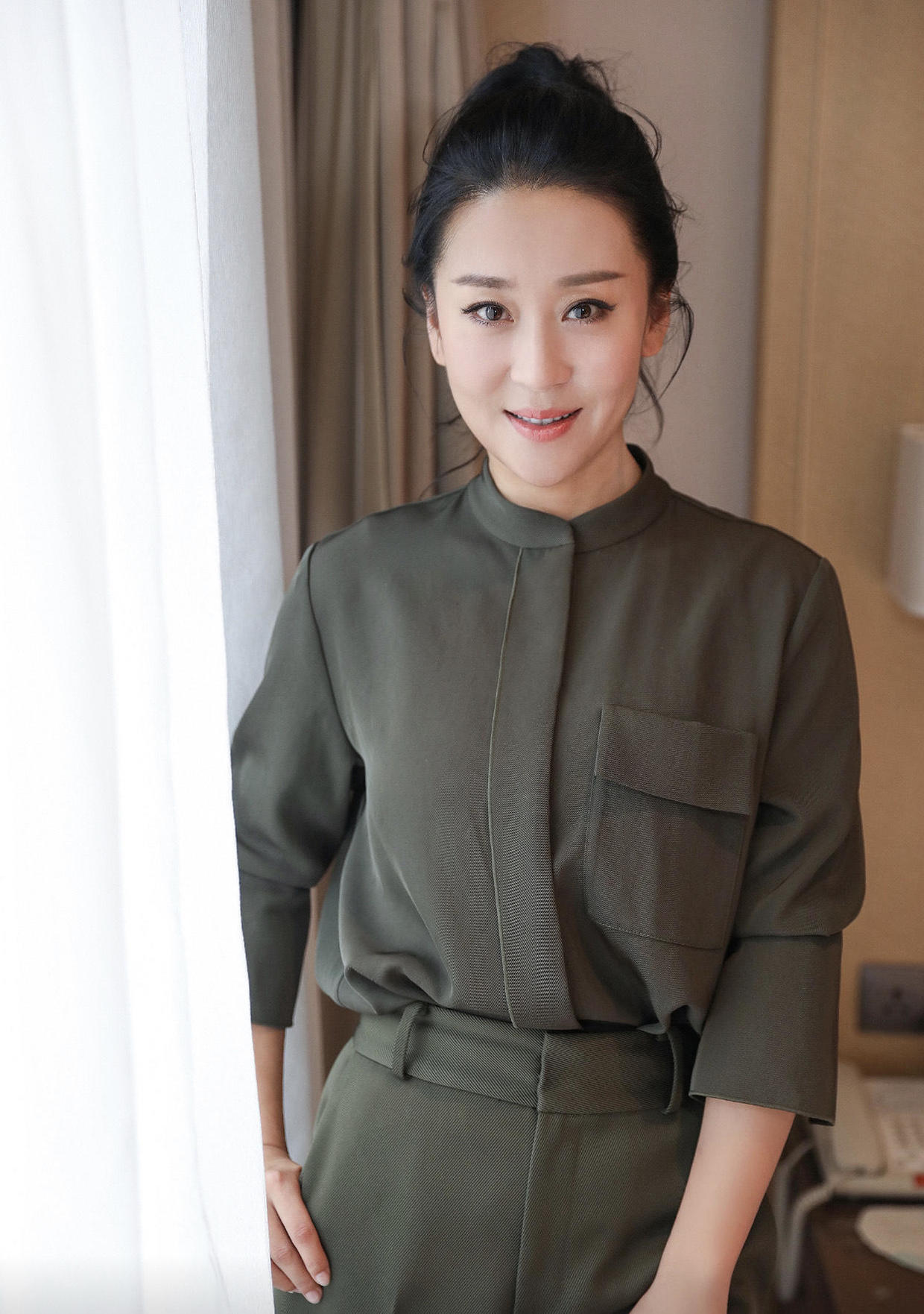 43岁苗圃美得高调穿军绿色衬衫配阔腿裤气质全开高级又大气