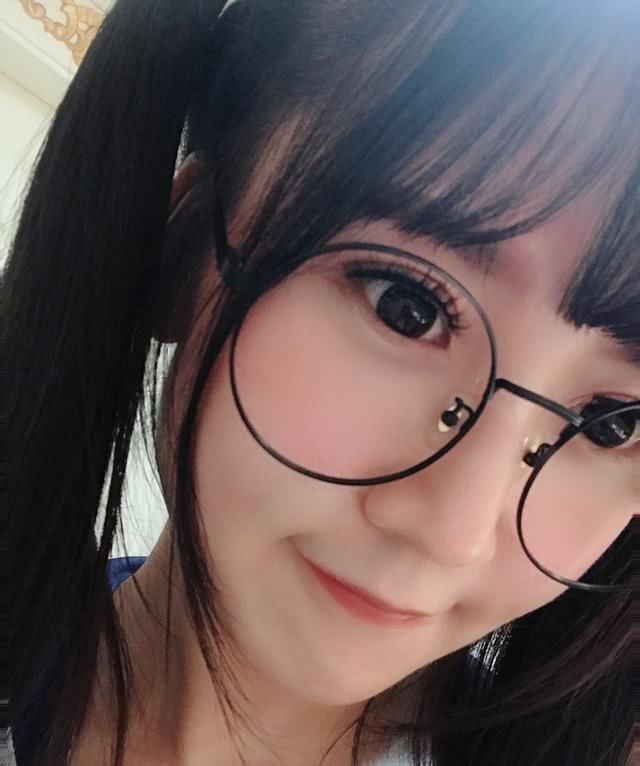 倒立女主播陆雪琪复播!网友看后直言:又来竞争虎牙一姐?