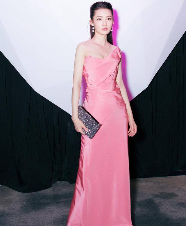 李沁一袭粉色长裙像仙女,飞机场的身材能让人看呆,网友:好美!