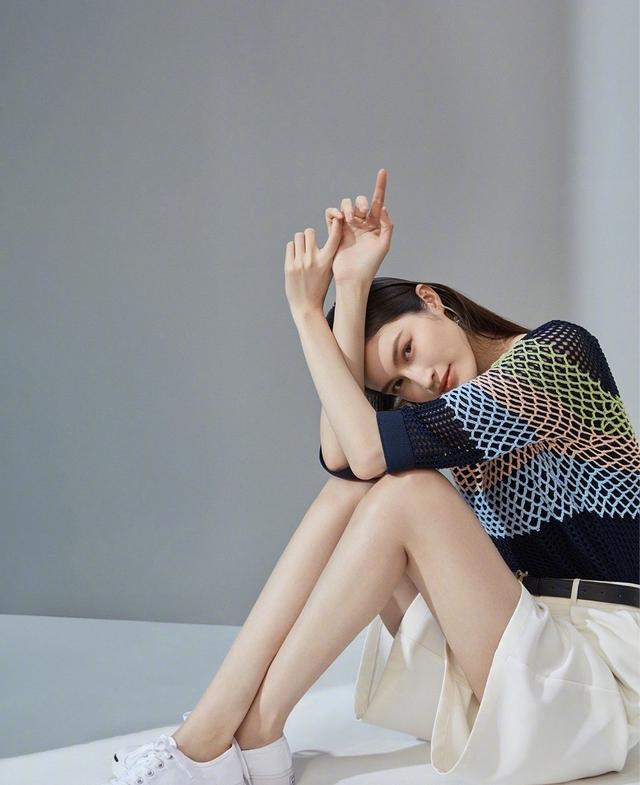 何穗晒近照,各式风衣的加持尽显酷帅,大长腿纤细又笔直