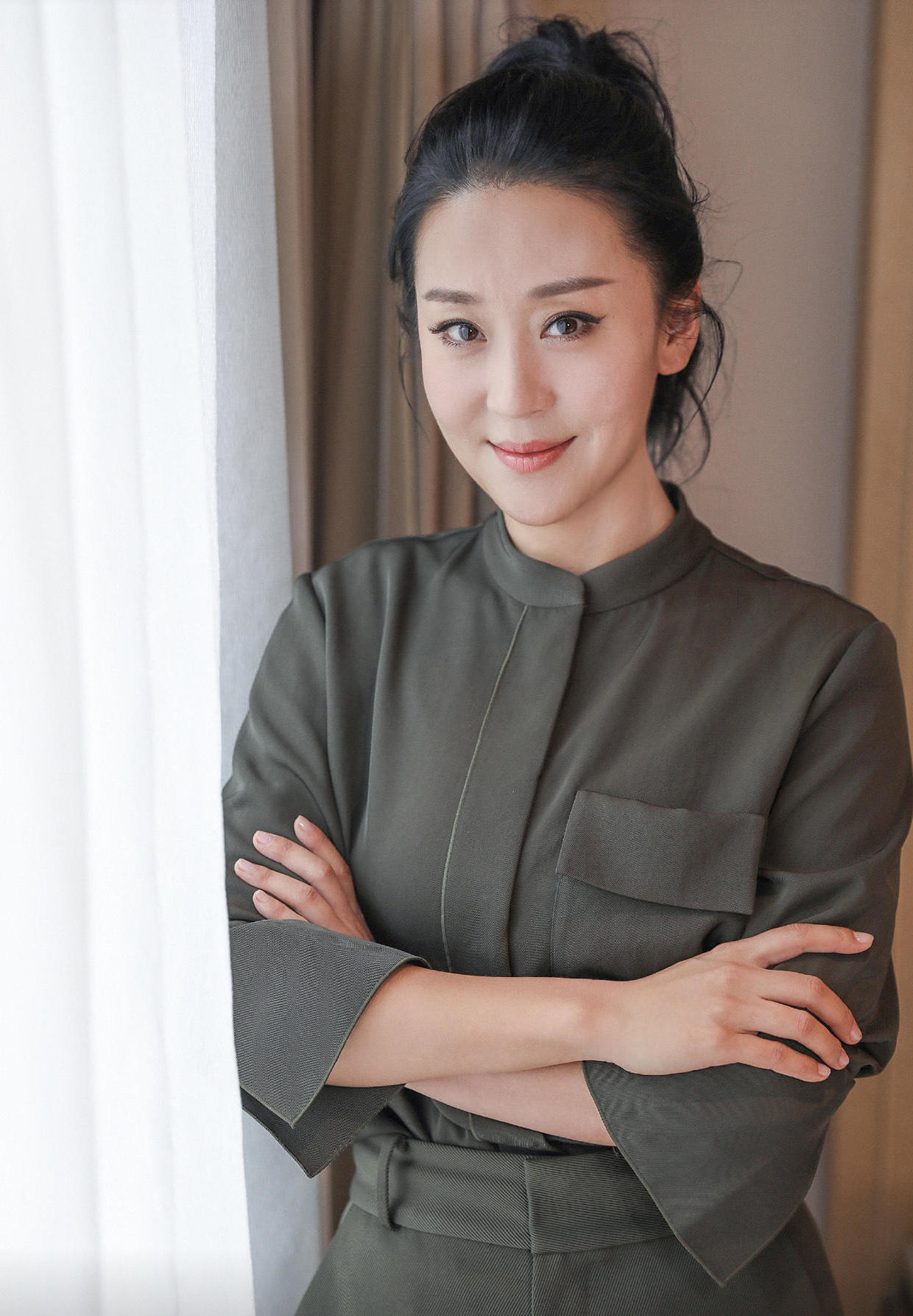 43岁苗圃美得高调穿军绿色衬衫配阔腿裤气质全开高级又大气