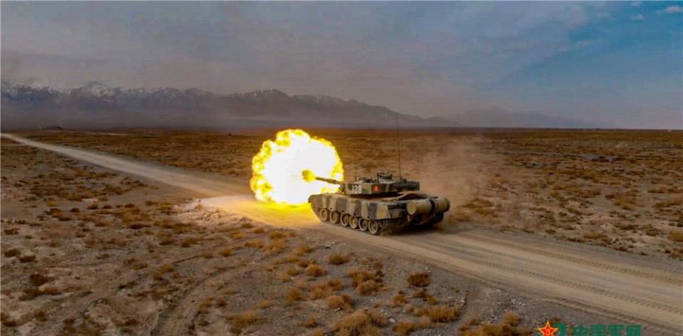 一组航拍大图带你360度围观坦克炮开火瞬间