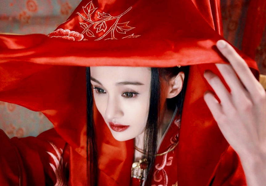 郑爽脸下垂太严重,穿红裙粉鞋像村姑,比鬼新娘妆更难看