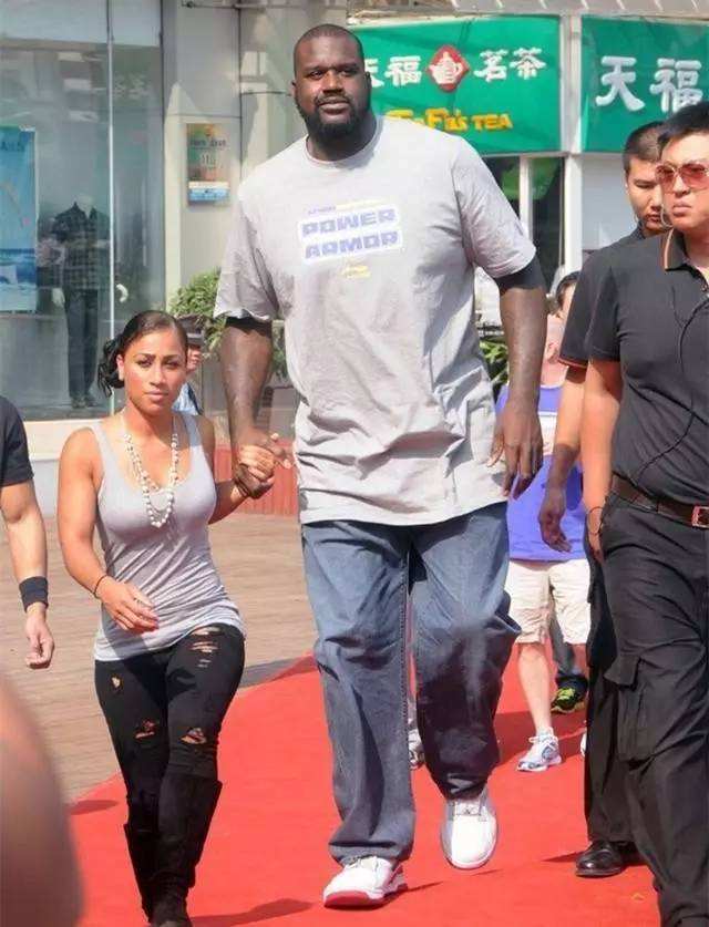 47岁奥尼尔身价过亿如今体重400斤却钟爱小个子美女