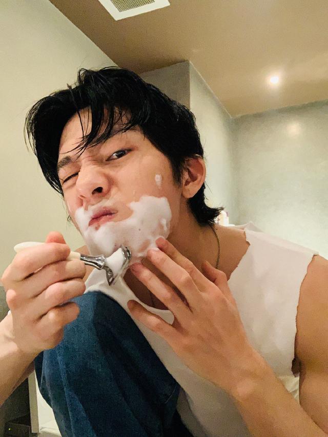 井柏然宅家拍时尚大片引热议,却被网友吐槽太过敷衍