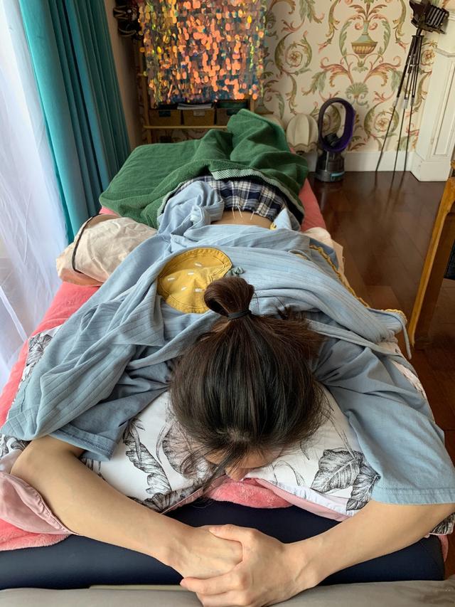 郑爽透露拍吻戏的秘密,钟楚曦受伤做针灸,吴宣仪发睡前福利自拍