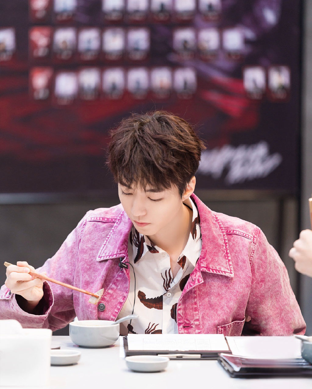 王俊凯最新综艺照淡紫牛仔套装搭小螃蟹衬衫完全阳光美少年