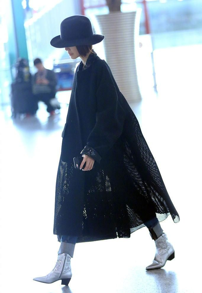 鲁豫这身有点狠,礼帽搭配黑色斗篷,腿瘦到惹人疼