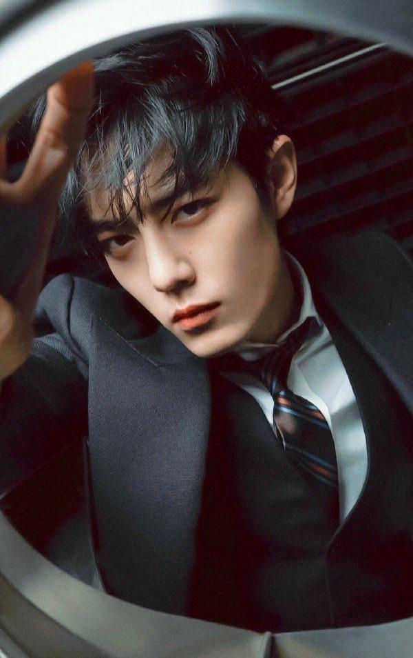 肖战早期时尚旧照被扒梳平头穿尼龙硬拗造型网友直呼太土