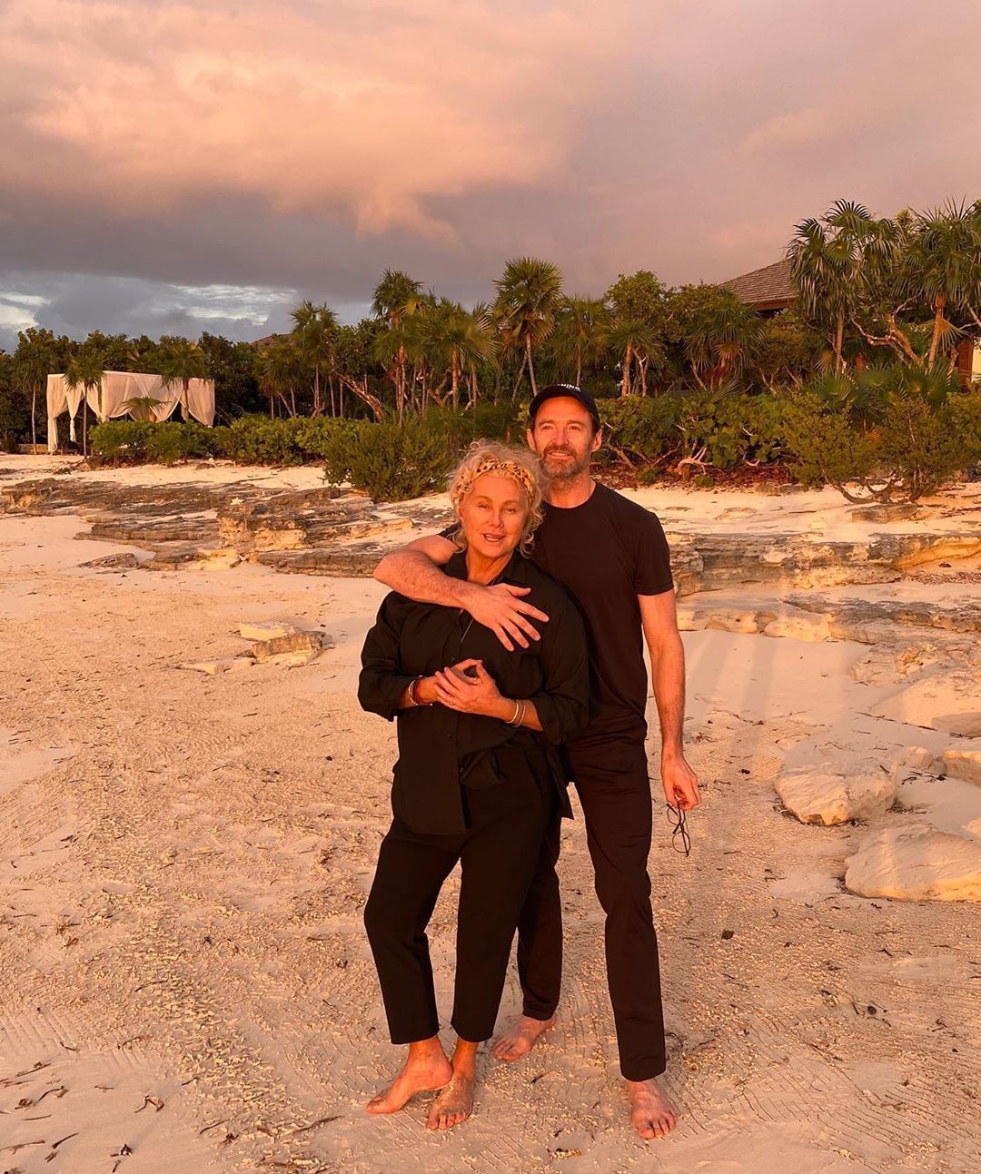 休杰克曼夫妇现身街头,大13岁妻子头发凌乱太显龄,夫妻更似母子