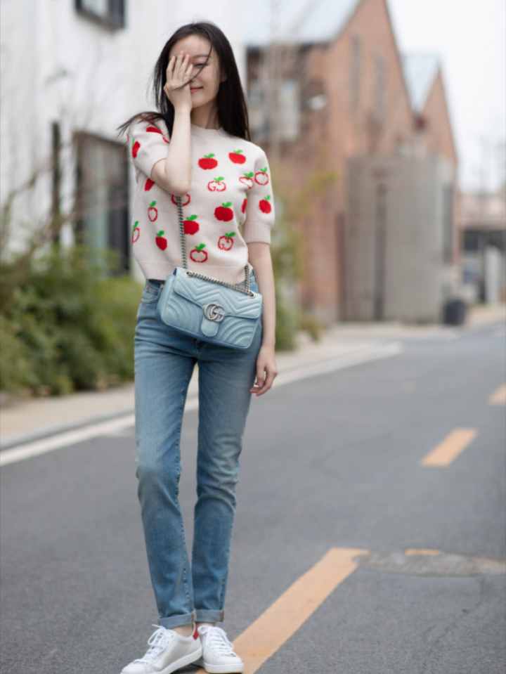 倪妮最新出街穿搭好亮眼!穿针织衫配牛仔裤,高挑身材惹人羡