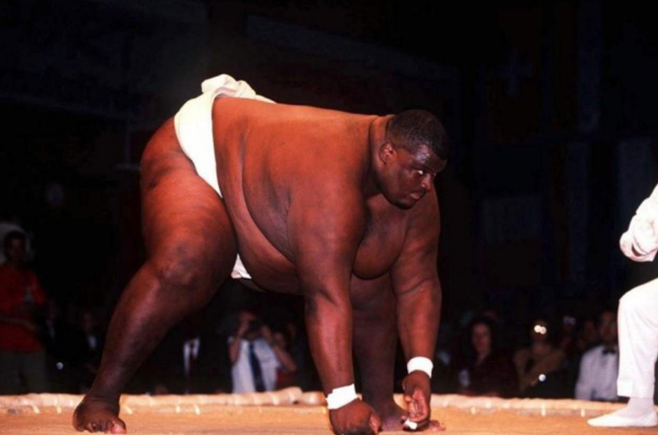 相扑巨人亚伯勒体重巅峰达800斤51岁仍无子嗣退役1年后离世