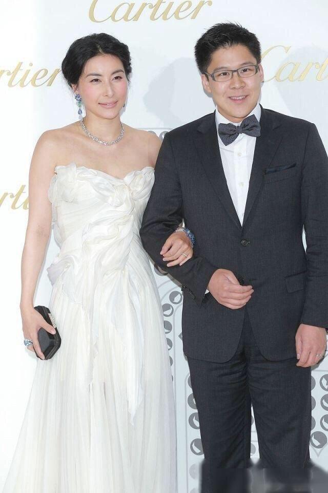 当郭晶晶遇上徐子淇,两人同穿抹胸长裙时,终于明白气质的重要性