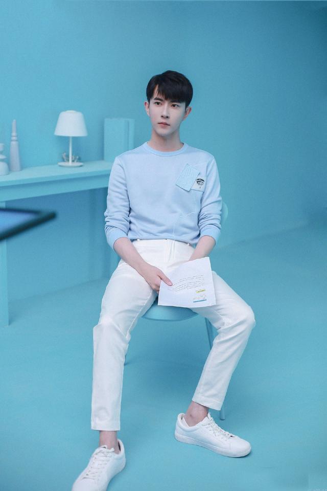 剧中他是杨幂的四哥,今穿渐变红刺绣轻纱汉服,容颜太精致了