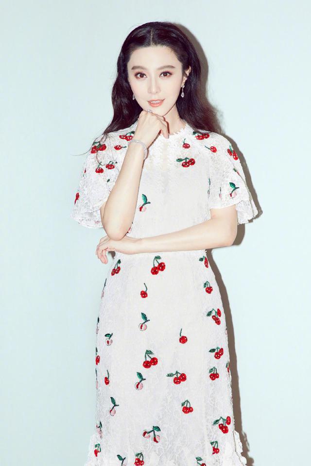 范冰冰哪像38岁的人?穿白色蕾丝连衣裙配长卷发,嫩得像个小姑娘