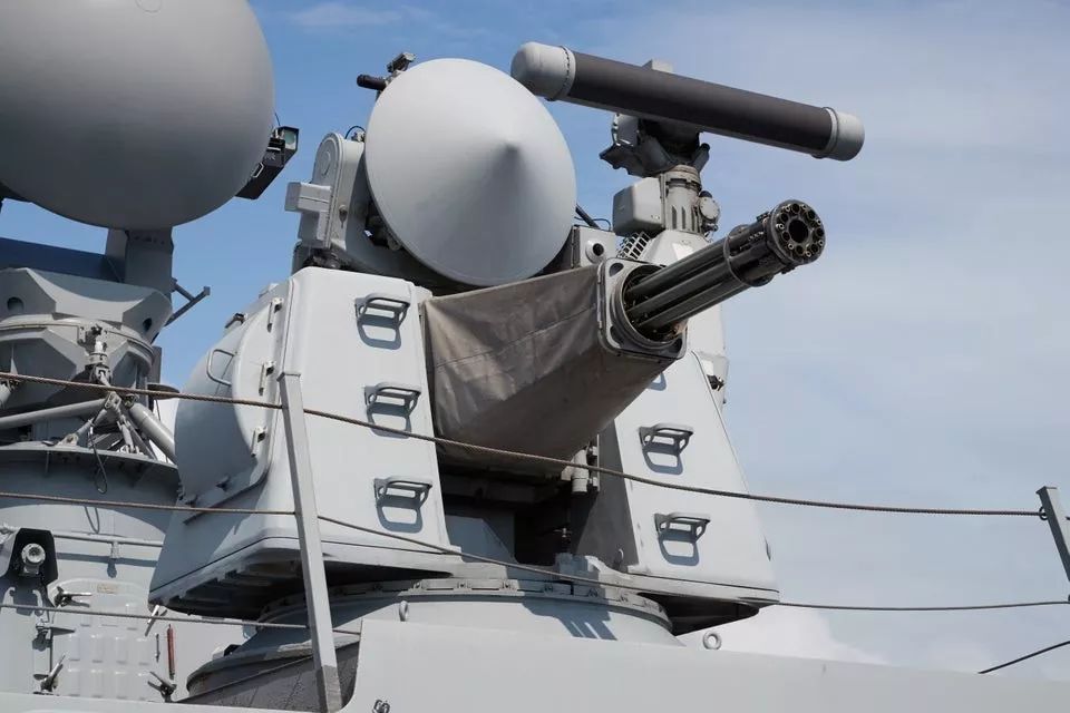 详解搭配复仇者机炮的守门员近程防御武器系统双雷达大口径