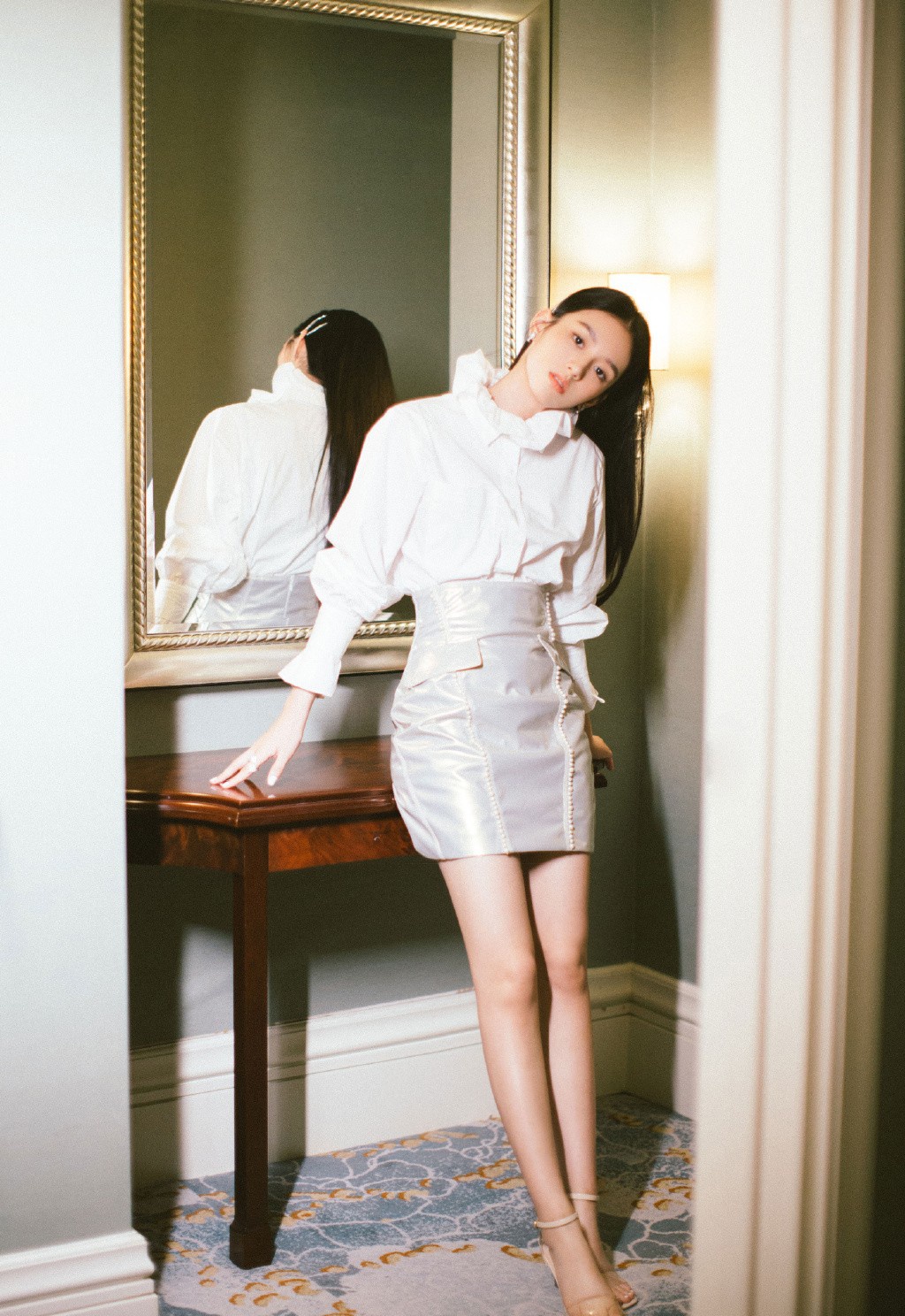 她演《少年的你》魏莱走红,今穿t恤配开叉皮裙,气场哪像22岁